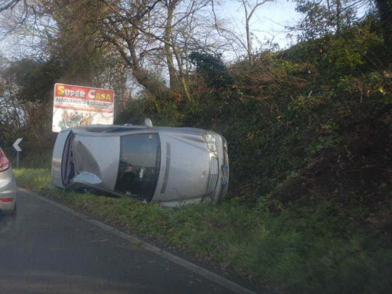 auto fuori strada cunetta