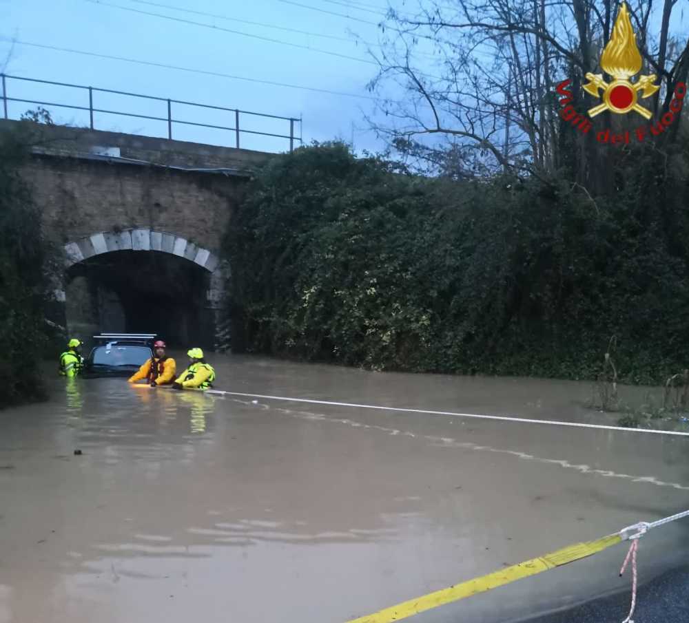 maltempo auto sotto ponte muratella allagata vvf vigili fuoco pompieri (1) maltempo auto sotto ponte muratella allagata vvf vigili fuoco pompieri (1)