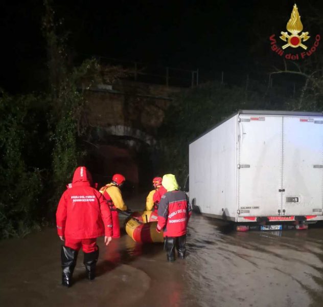 auto sotto ponte muratella allagata vvf vigili fuoco pompieri (1)