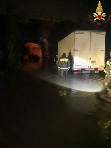 auto sotto ponte muratella allagata vvf vigili fuoco pompieri (1)