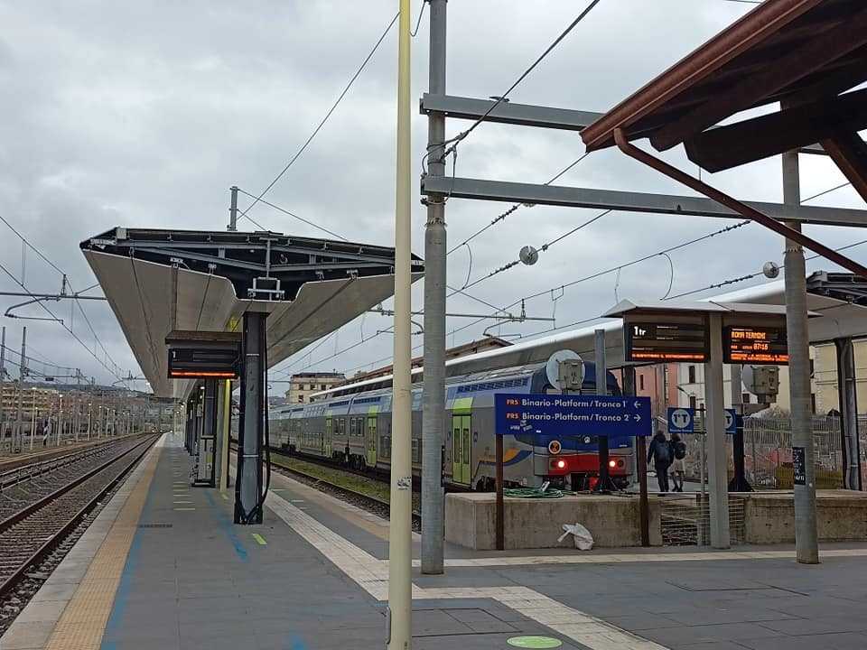 binari tronchi tronco stazione civitavecchia pensiline binari tronchi tronco stazione civitavecchia pensiline