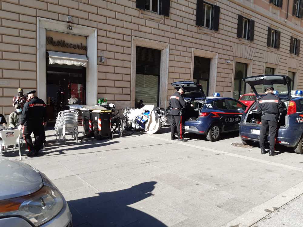 mascherina carabinieri controlli bar (2)