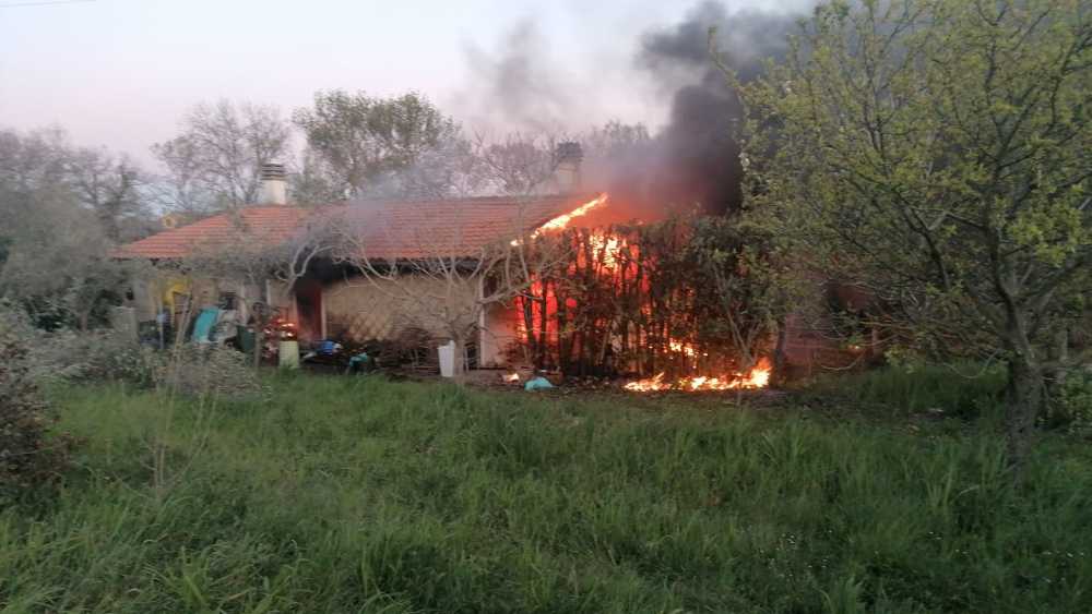 casa fiamme incendio pian carlotta vvf vigili fuoco pompieri (1) casa fiamme incendio pian carlotta vvf vigili fuoco pompieri (1)