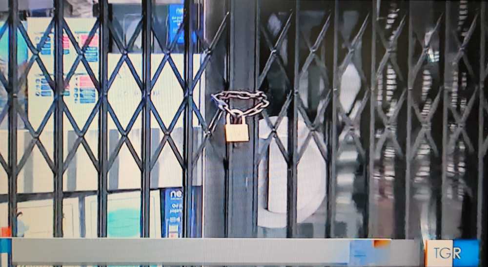 catene lucchetti lockdown zona rossa negozi chiusi serrata 2 catene lucchetti lockdown zona rossa negozi chiusi serrata 2