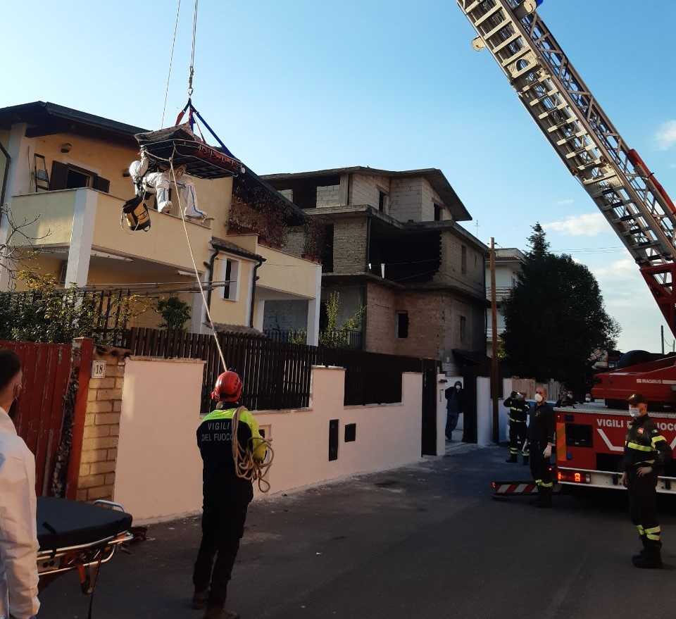 donna obesa vvf vigili fuoco pompieri autoscala
