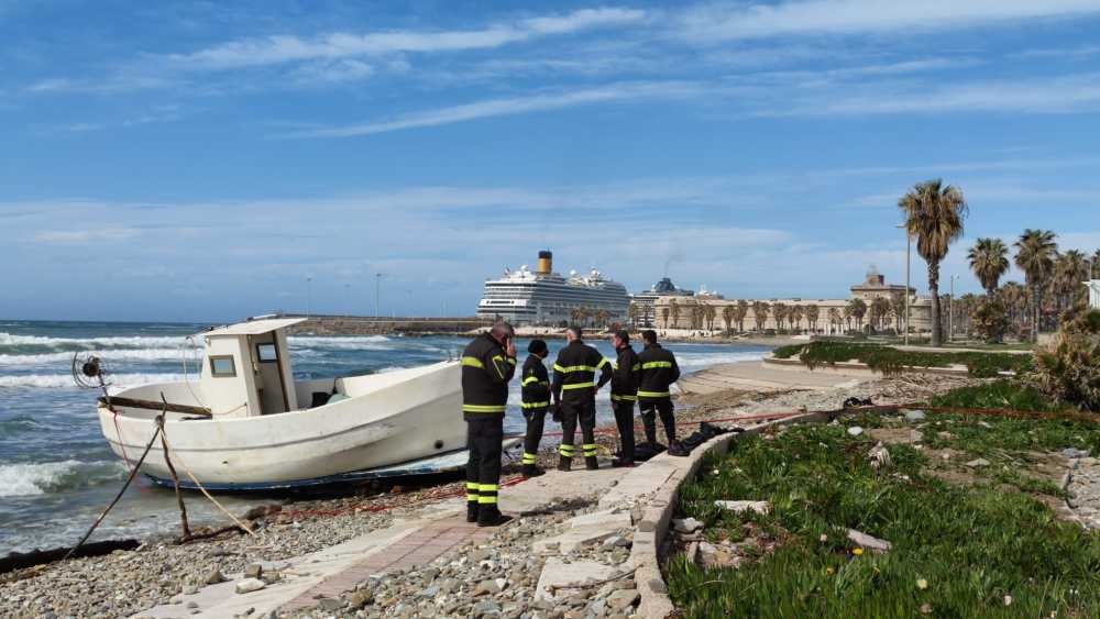 polizia locale municipale civitavecchia guardia costiera vigili fuoco vvf pompieri recupero barca polizia locale municipale civitavecchia guardia costiera vigili fuoco vvf pompieri recupero barca