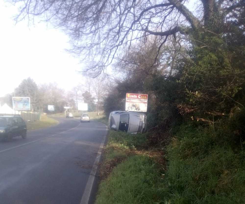auto fuori strada cunetta