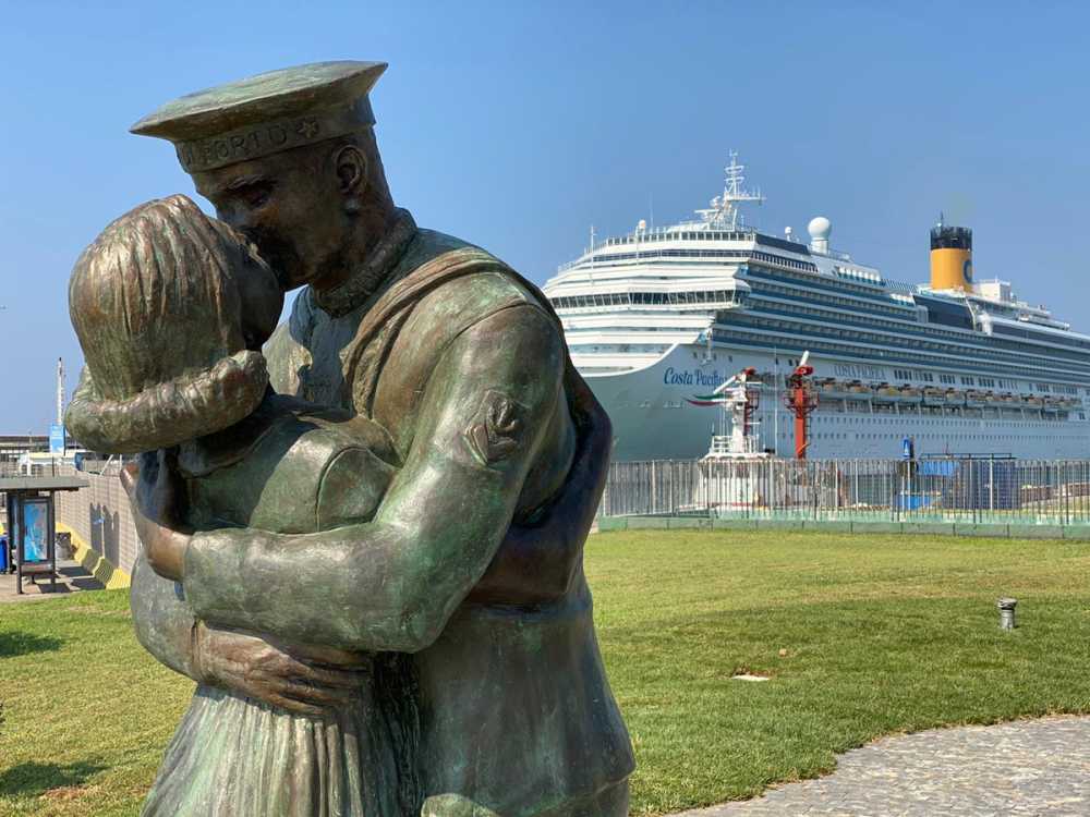 statua bacio porto civitavecchia
