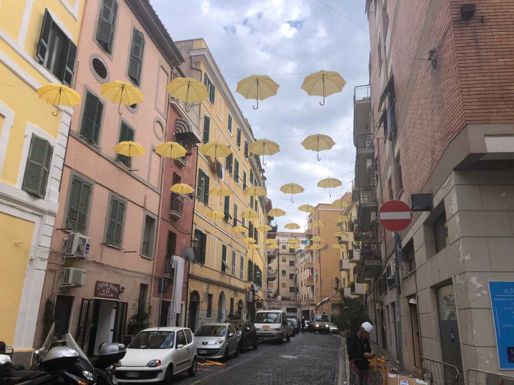 via trieste ombrelli gialli civitavecchia