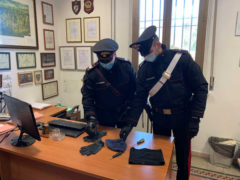 2021-04-14 CIVITAVECCHIA - Il materiale sequestrato dai Carabinieri furto chiesa