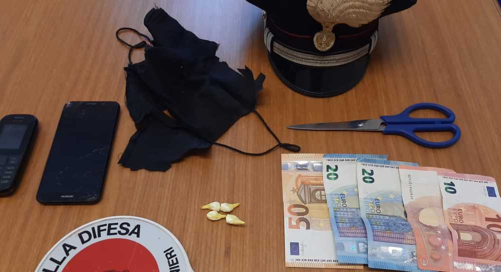 Nasconde la droga nella mascherina: 20enne denunciato a Campagnano