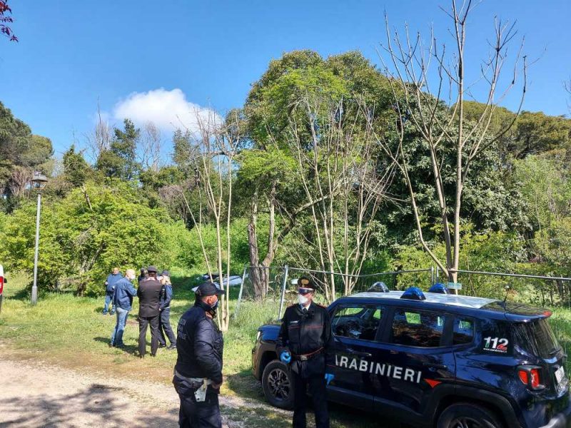 Carabinieri e Polizia Locale durante lo sgombero nel parco Rabin (2)