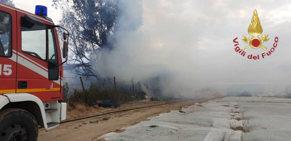 Fiamme nel capannone di Fregene, materiale distrutto ma nessun ferito