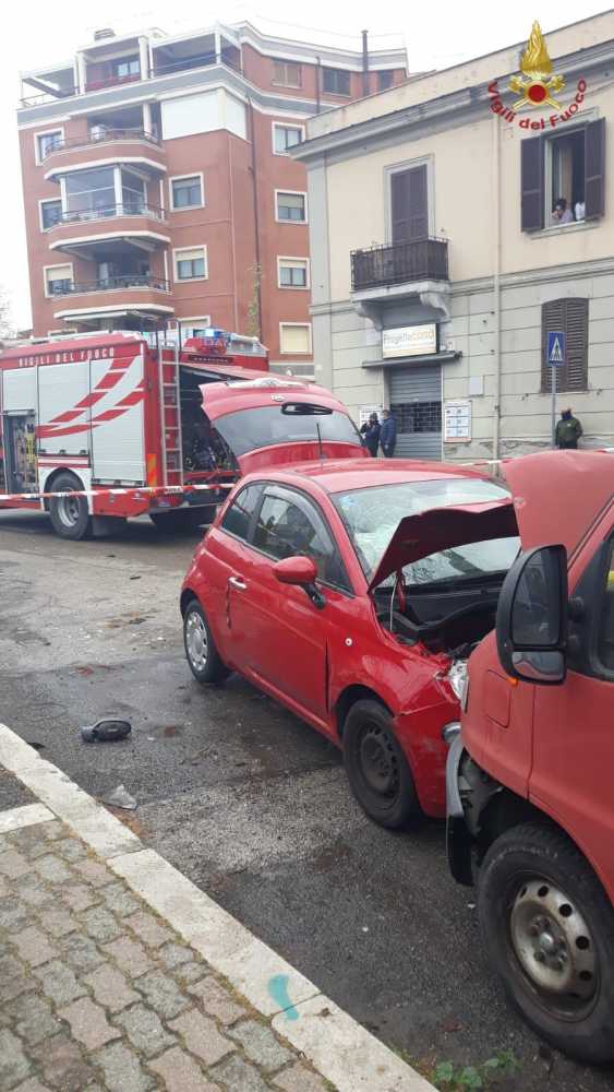 Incidente stradale in Civitavecchia. I Vigili del fuoco di Civitavecchia alle ore 18:00 circa, hanno risposto ad una chiamata di soccorso a seguito di incidente stradale avvenuto in via Roma angolo via Plinio il giovane. Una donna di nazionalità italiana ha perso il controllo della sua vettura andando ad impattare frontalmente contro un furgone parcheggiato. I Vvf hanno affidato la donna alle cura del personale sanitario che la trasportava presso il civico ospedale e messo in sicurezza le auto coinvolte, una di esse alimentata a GPL. Sul posto era presente anche la polizia locale che si occupava dei rilievi del caso.