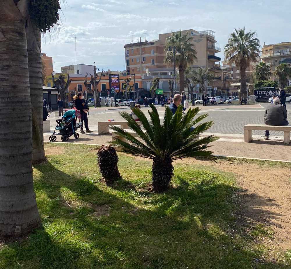 piazza rossellini vuota