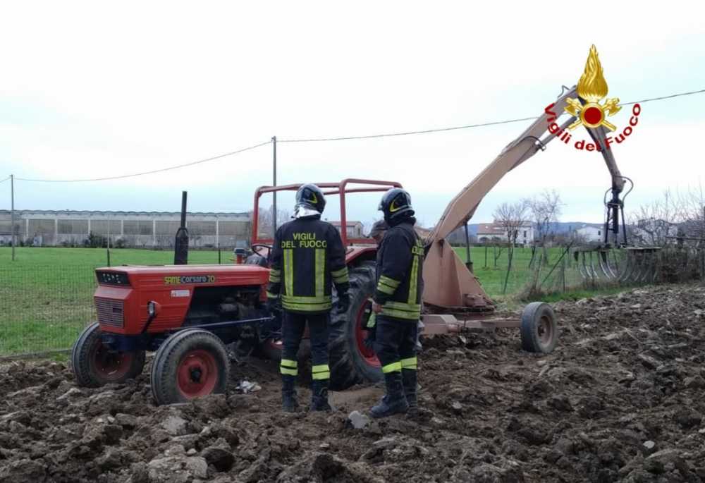 vvf vigili fuoco pompieri trattore campagna