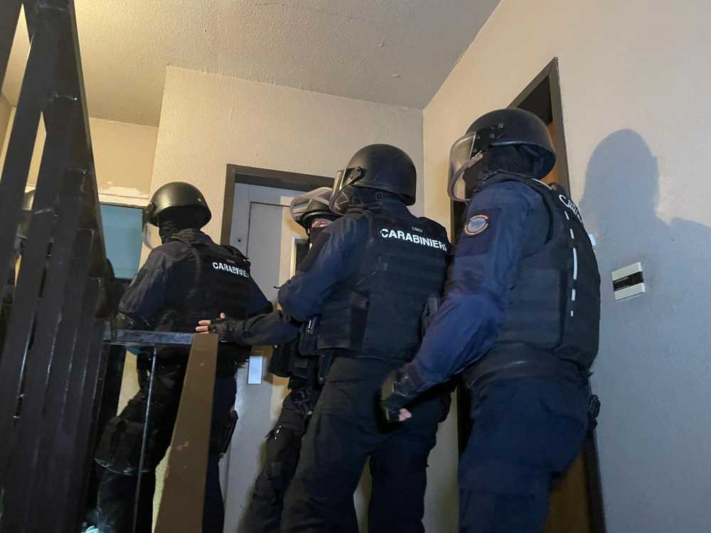 carabinieri irruzione carabinieri irruzione