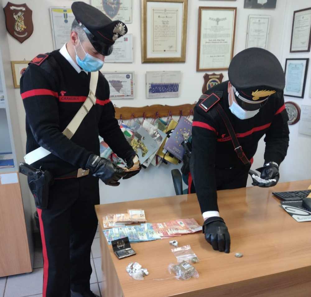 BRACCIANO – Il denaro e la droga sequestrati dai Carabinieri BRACCIANO - Il denaro e la droga sequestrati dai Carabinieri