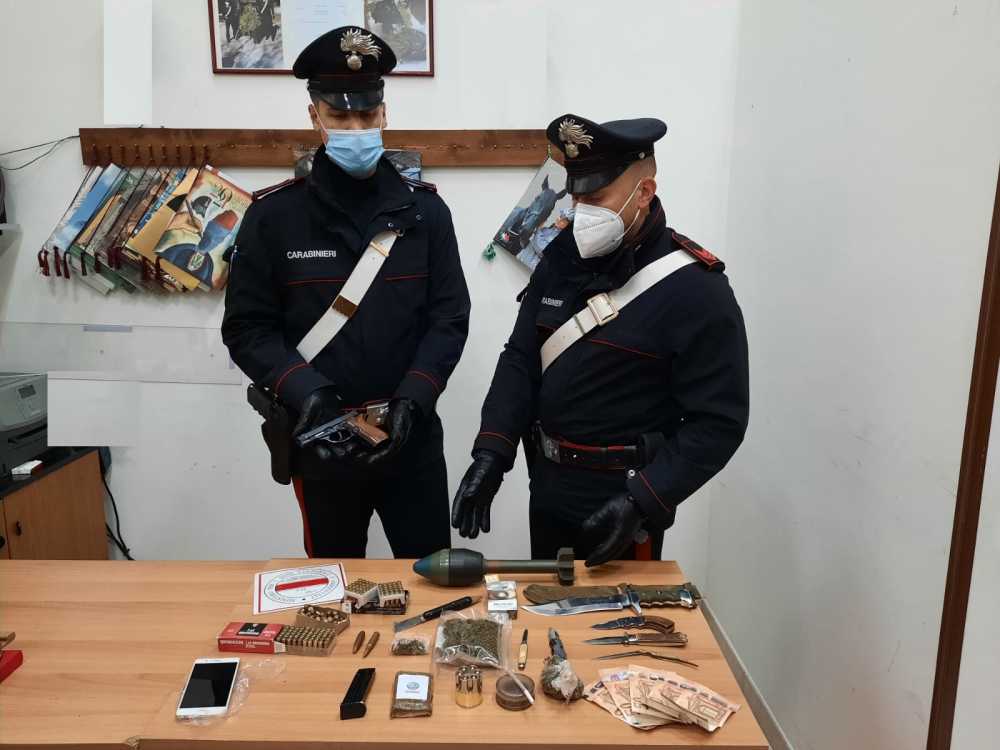 TIVOLI - Le armi e la droga sequestrate dai Carabinieri (1) (1)