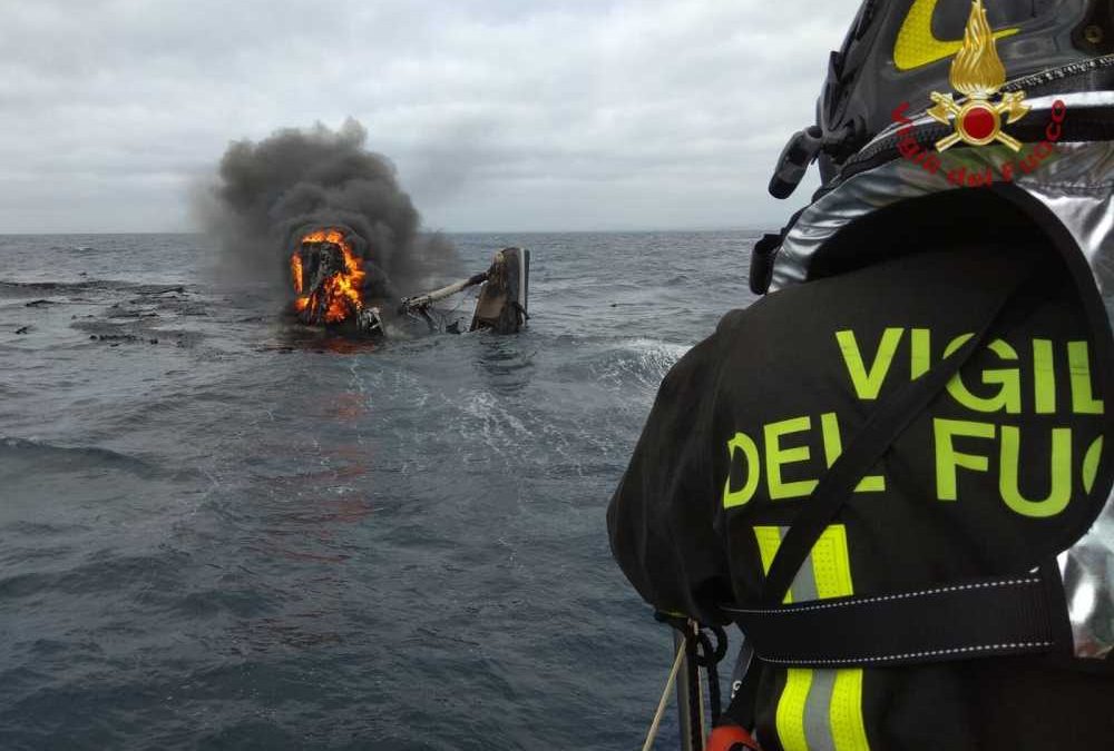 Catamarano in fiamme: ecco cosa è successo