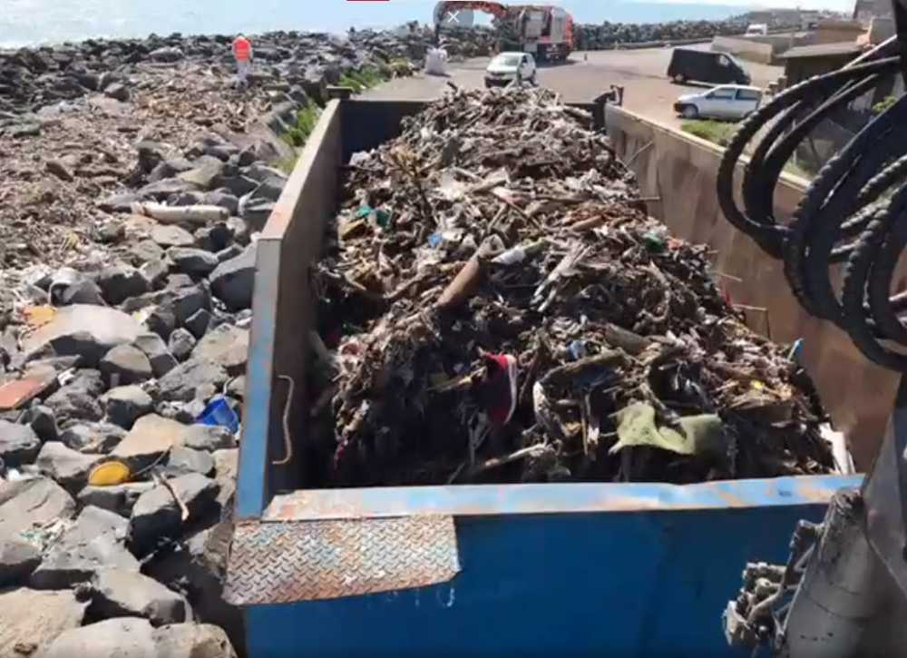 rifiuti scogliera fiumicino