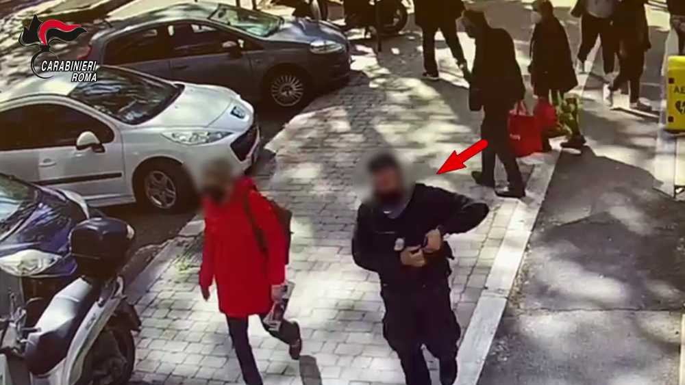 EUR - Finto vigilantes vero rapinatore fiumicino carabinieri