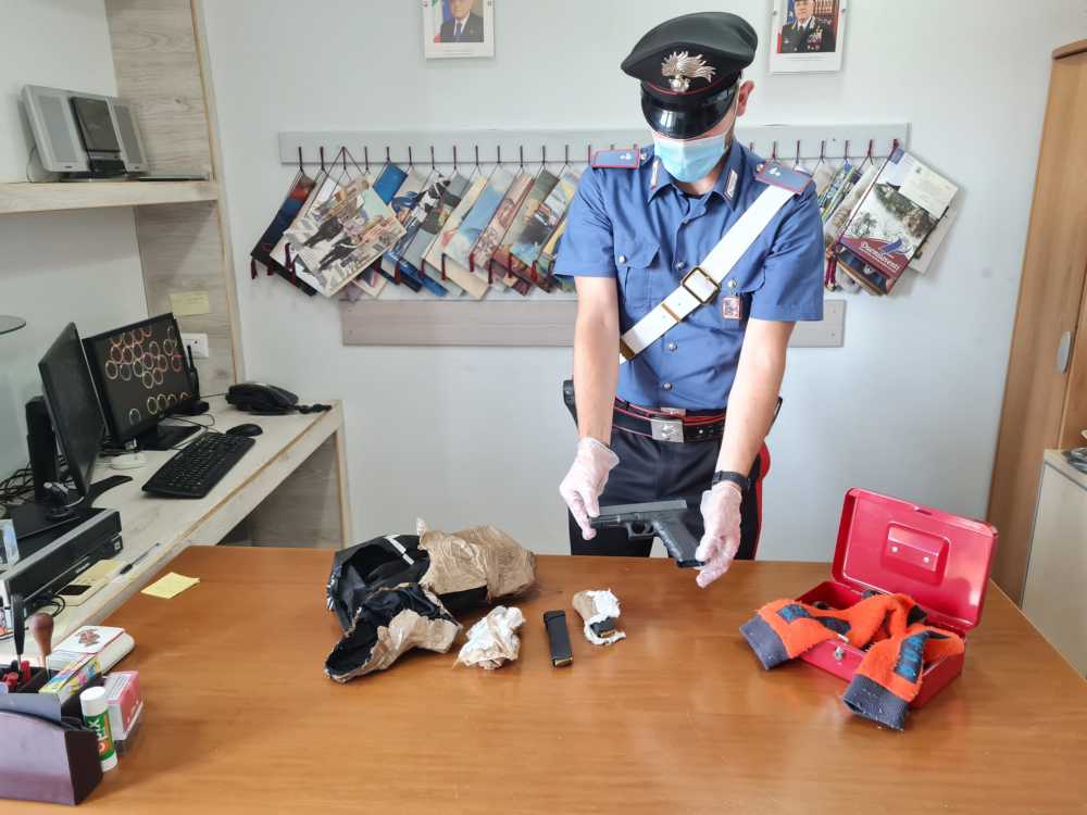 La Glock sequestrata dai Carabinieri pistola bracciano
