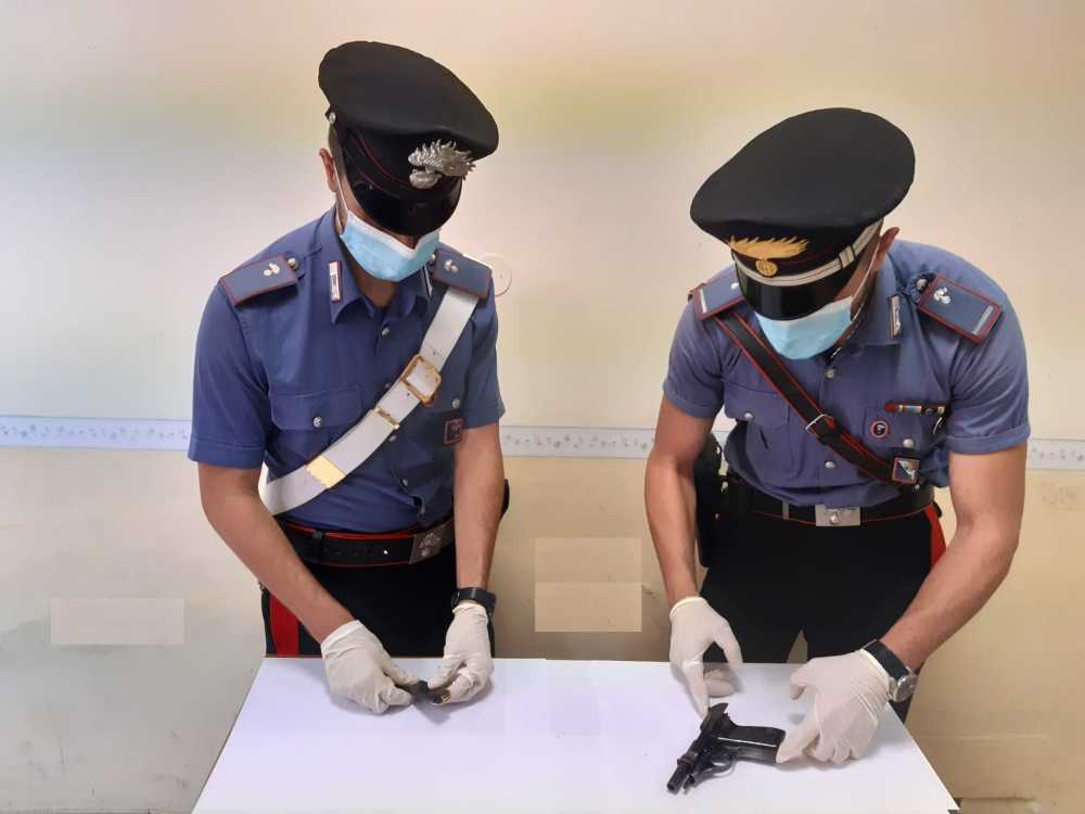 La pistola clandestina sequestrata da Carabinieri