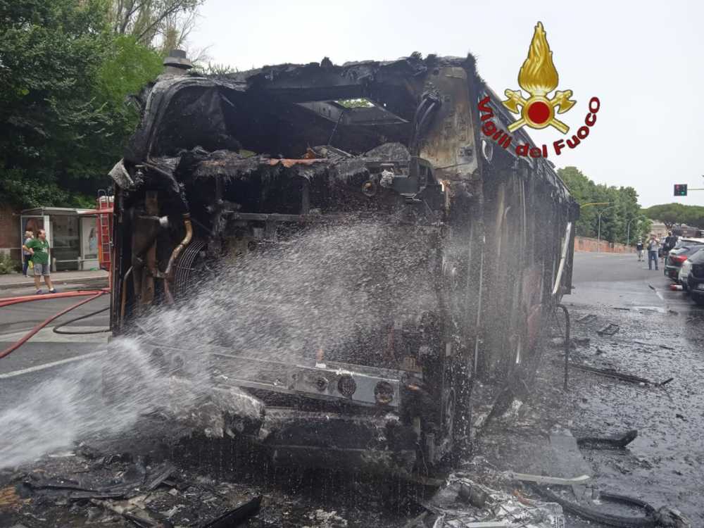 bus fiamme linea 774