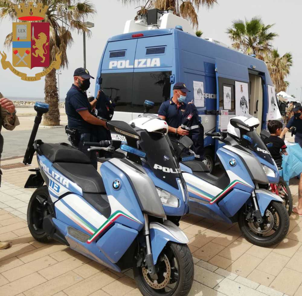 camper rosa polizia civitavecchia (1) camper rosa polizia civitavecchia (3)