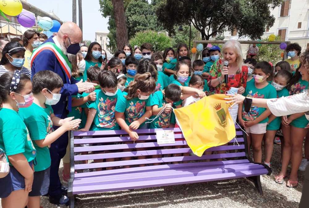 Vandalizzata la panchina viola di Civitavecchia