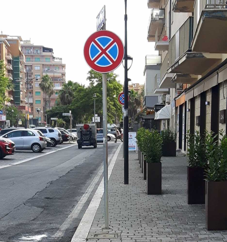 passaggi pedonale ostruito ladispoli