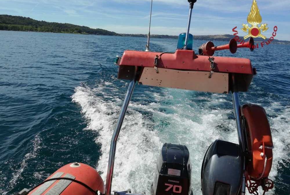 Ragazza cade dal gommone nel lago di Bracciano, soccorsa dai pompieri