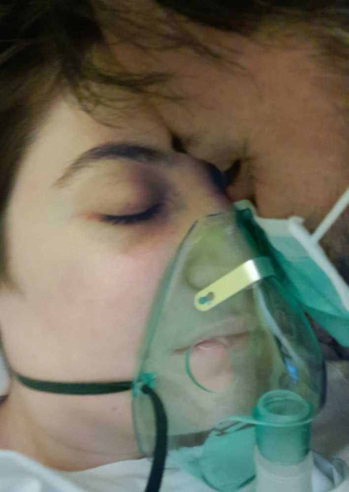 silvia in un atteggiamento affettuoso con il marito silvia in un atteggiamento affettuoso con il marito