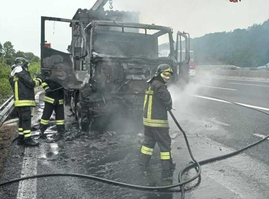 Tir in fiamme sulla A12, Vigili del Fuoco al lavoro