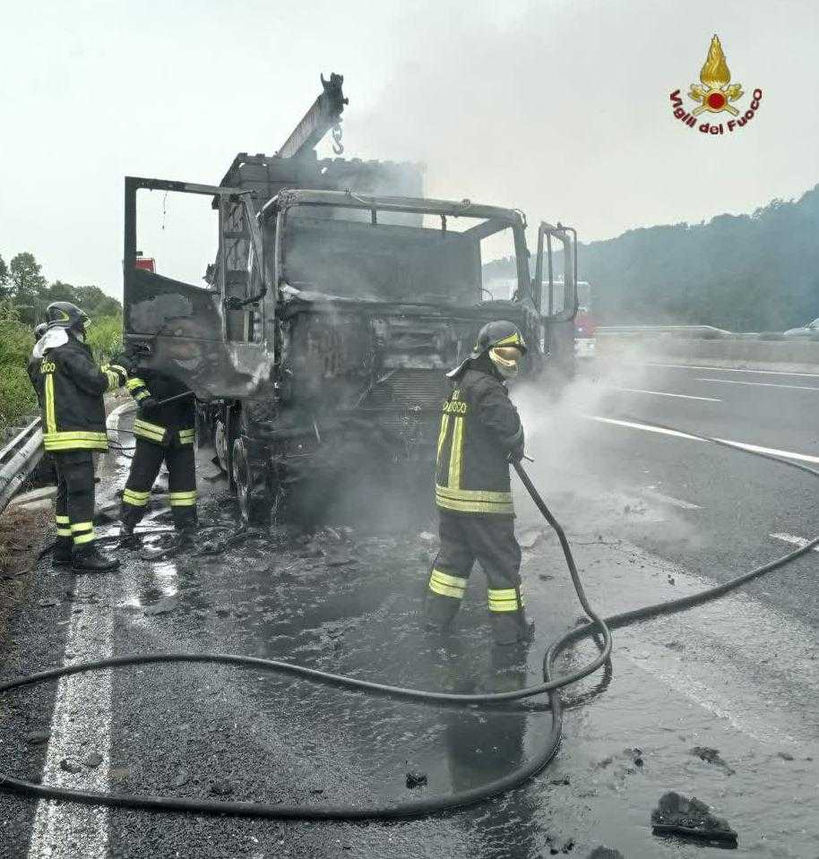 vigili fuoco vvf pompieri autostrada tir fiamme incendio