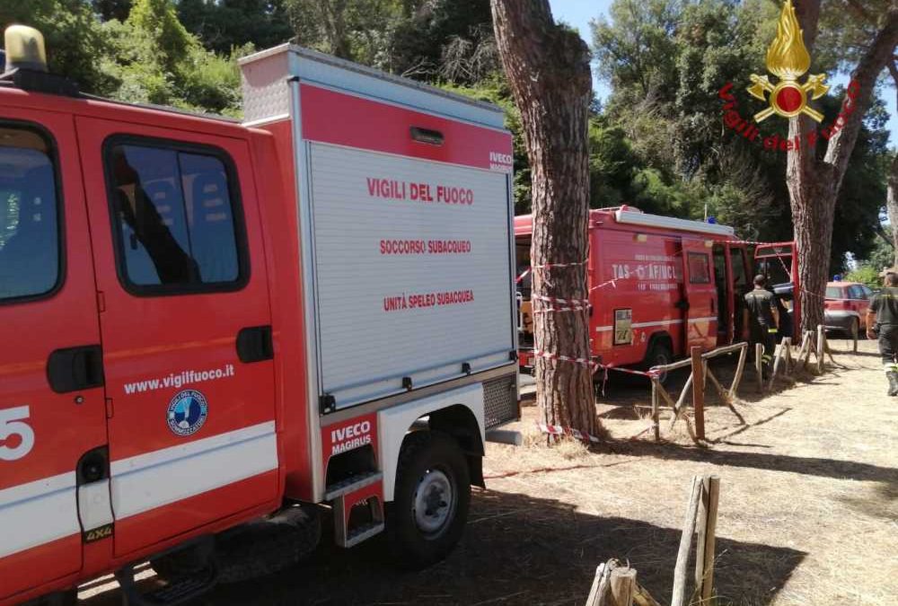 Cade nel fossato a Bracciano restando sotto un tronco, soccorso dai pompieri