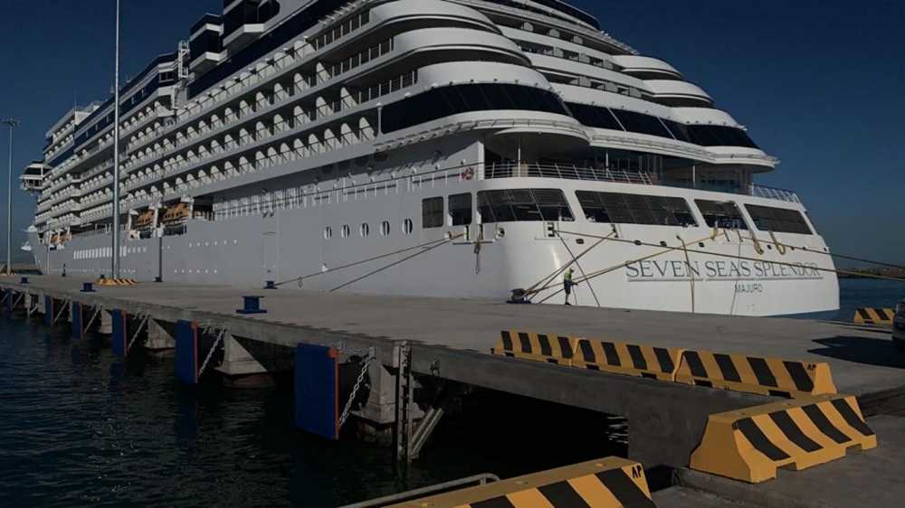 SEVEN SEAS SPLENDOR banchina 30 porto civitavecchia