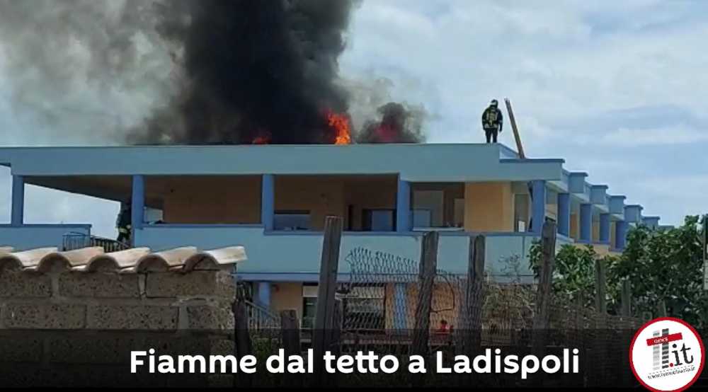 fiamme tetto ladispoli fiamme tetto ladispoli