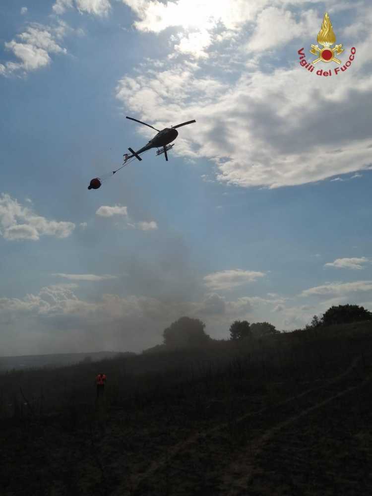 incendio sterpaglie bosco vvf vigili fuoco pompieri elicottero 2