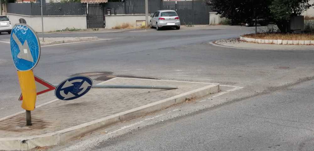 VIA NUOVA SAN LIBORIO cartelli abbattuti VIA NUOVA SAN LIBORIO cartelli abbattuti