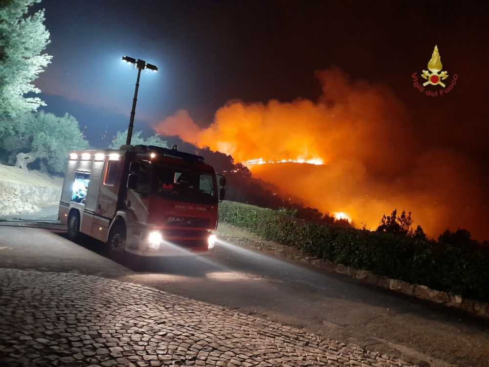 incendio boschivo notte vvf vigili fuoco pompieri