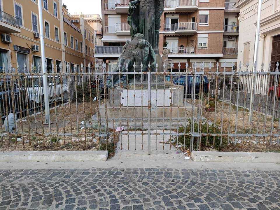 monumento caduti civitavecchia sporcizia