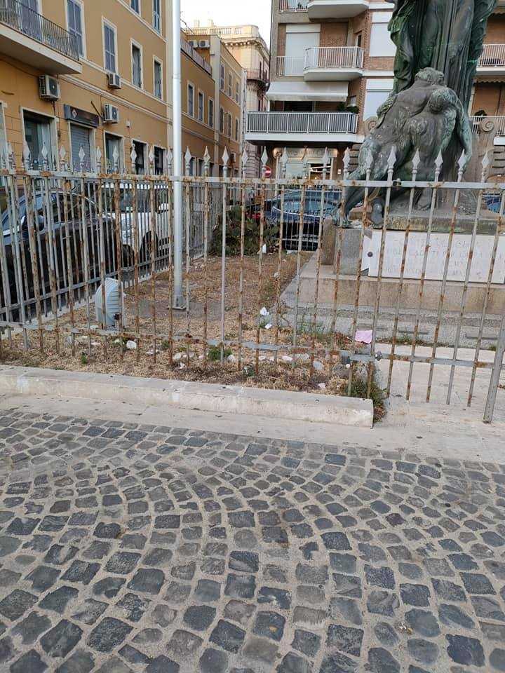 monumento caduti sporcizia civitavecchia
