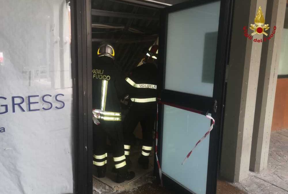 Crolla un solaio a Civitavecchia, palazzina evacuata dai pompieri