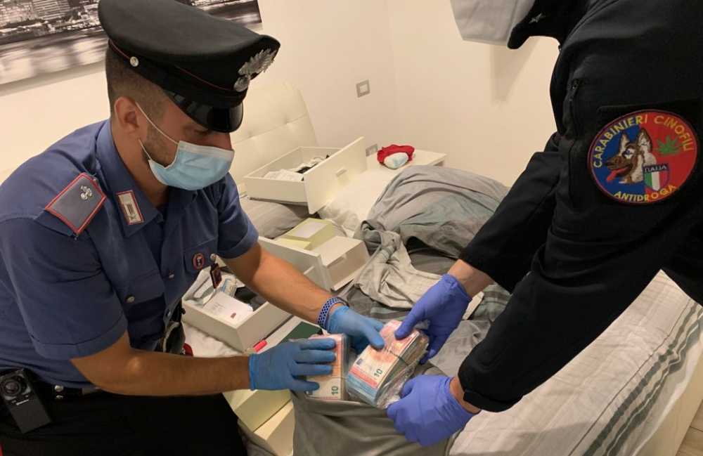 CIVITAVECCHIA - Il denaro sequestrato dai Carabinieri (2)
