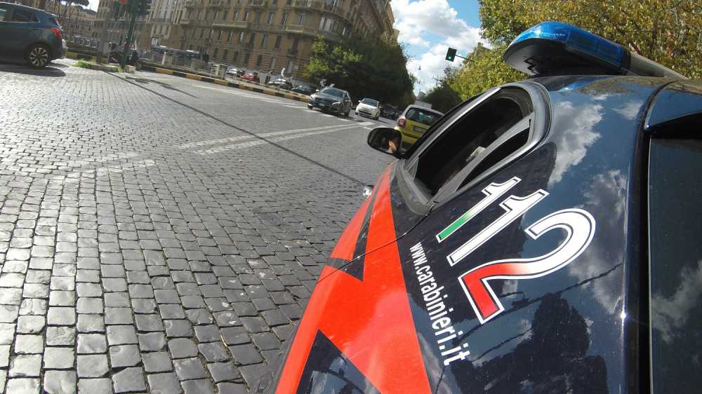 Entra in un bar di Prati e litiga con i presenti, arrivano i Carabinieri