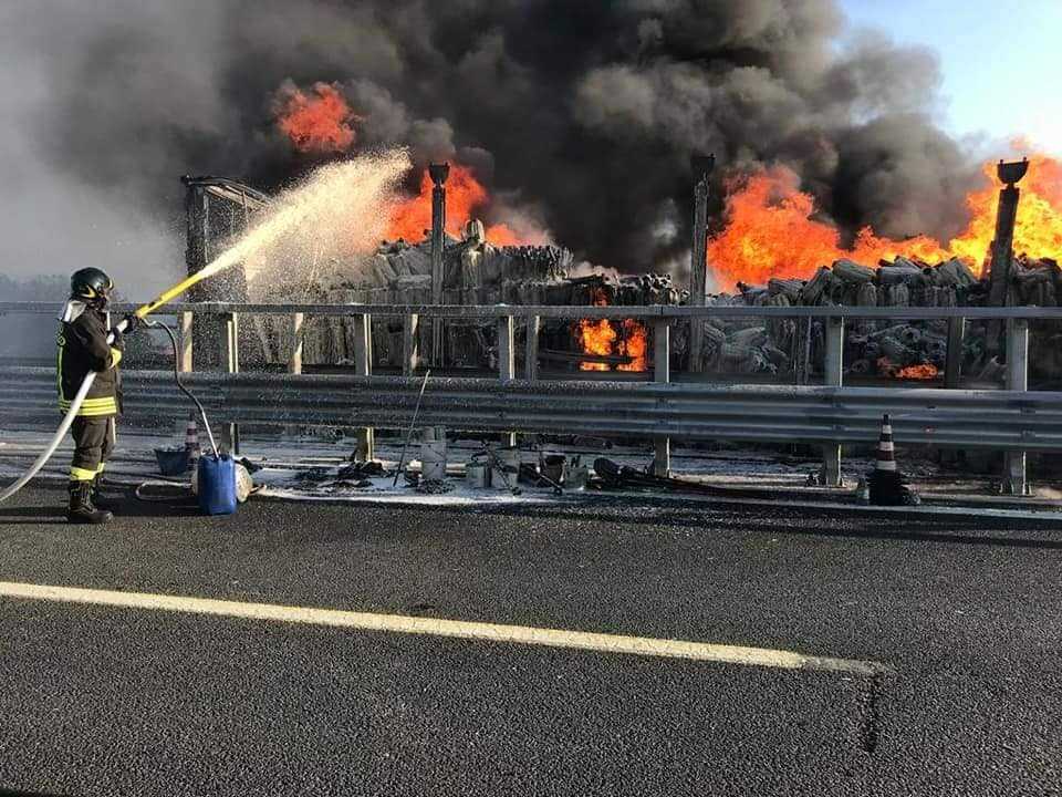 incendio autostrada vvf vigili fuoco pompieri