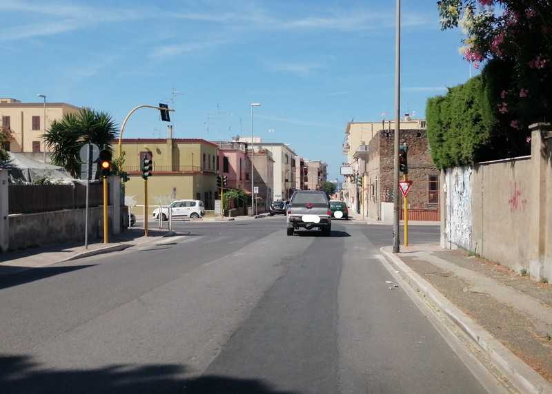 semaforo-via-benci gatti mediana semaforo-via-benci gatti mediana