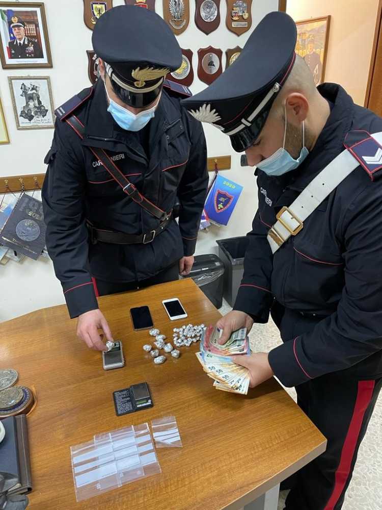 BRACCIANO - La droga e i soldi sequestrati dai Carabinieri